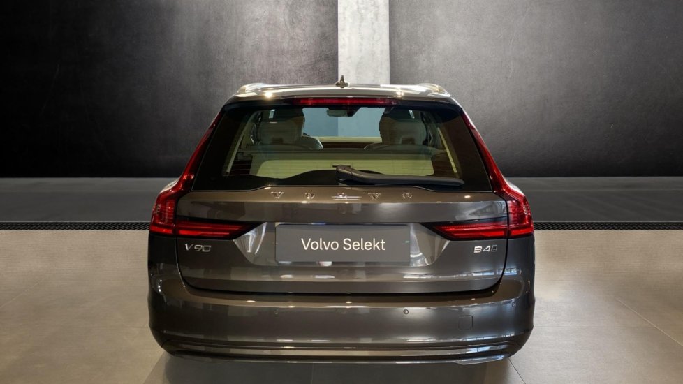 Volvo V90 MOMENTUM PRO, B4 AWD, 145+10 kW / 197+14 HP