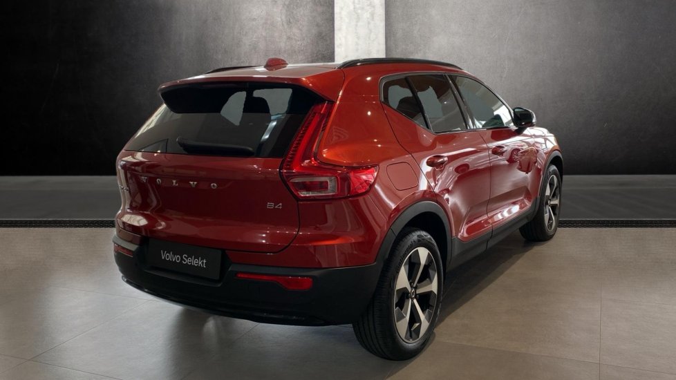 Volvo XC40 PLUS DARK, B4 FWD, 145+10 kW / 197+14 HP