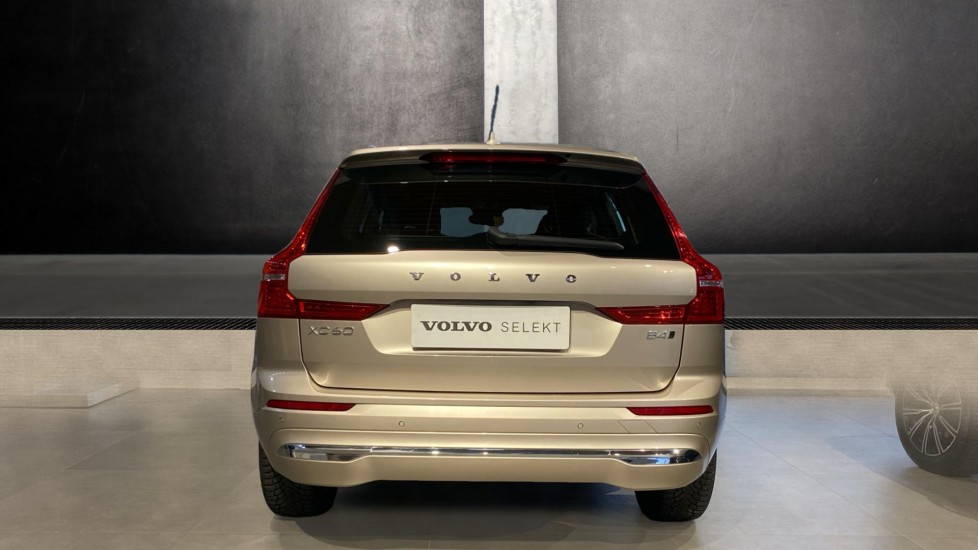 Volvo XC60 PLUS BRIGHT, B4 AWD, 145+10 kW / 197+14 HP