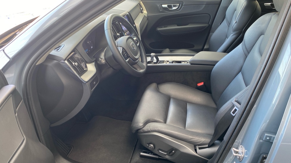 Volvo XC60 PLUS DARK, B4 AWD, 145+10 kW / 197+14 HP
