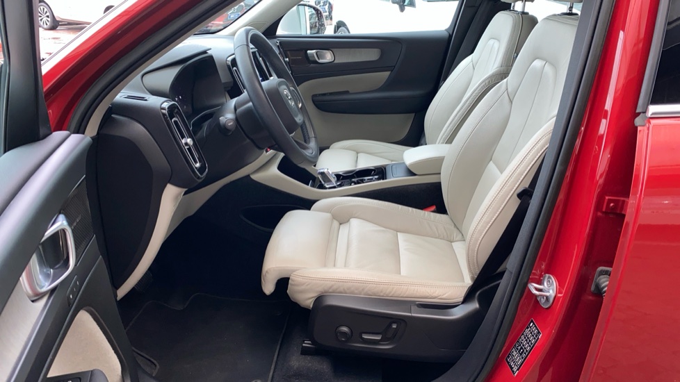 Volvo XC40 PLUS BRIGHT, B4 FWD, 145+10 kW / 197+14 HP