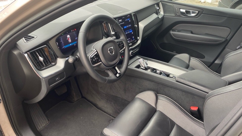 Volvo XC60 PLUS BRIGHT, B4 AWD, 145+10 kW / 197+14 HP