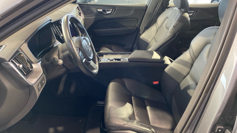 Volvo XC60 MOMENTUM PRO, B4 AWD, 145+10 kW / 197+14 HP