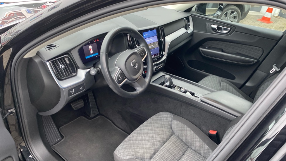Volvo XC60 MOMENTUM PRO, B4 AWD, 145+10 kW / 197+14 HP