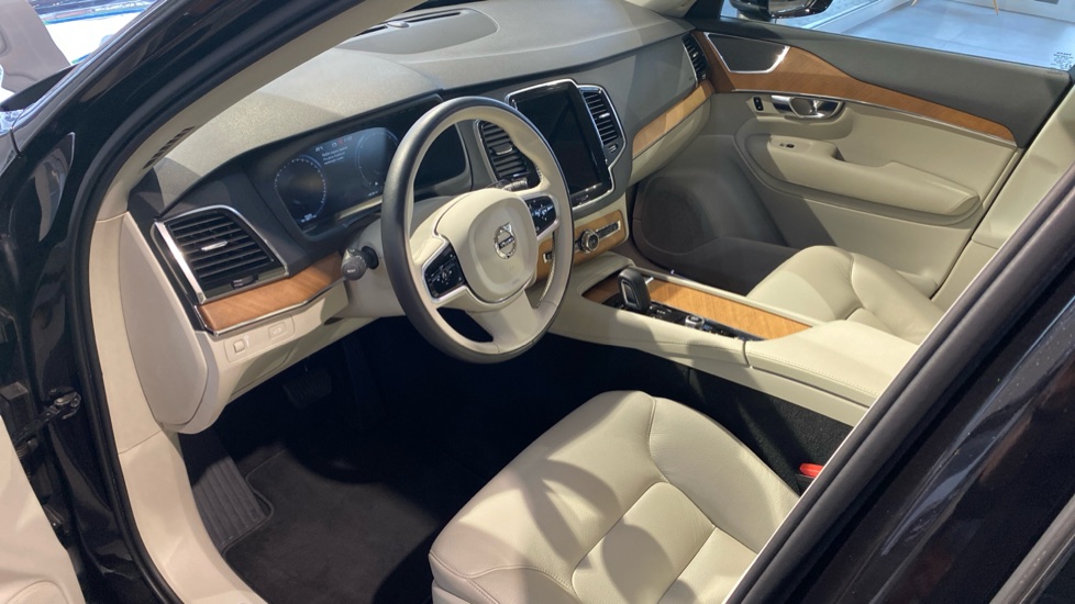 Volvo XC90 MOMENTUM PRO, B5 AWD, 173+10 kW / 235+14 HP