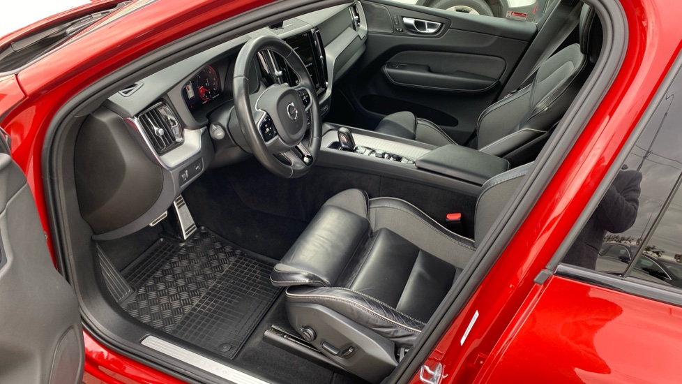 Volvo XC60 R-DESIGN, B4 AWD, 145+10 kW / 197+14 HP
