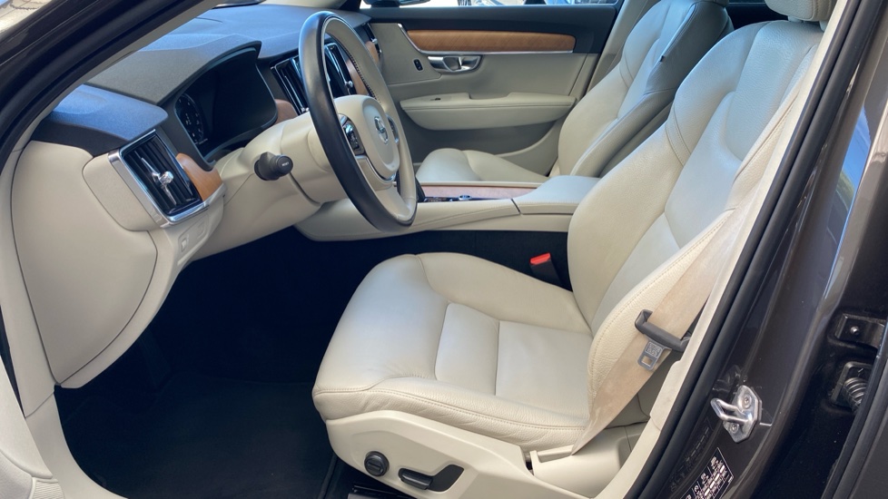 Volvo V90 MOMENTUM PRO, B4 AWD, 145+10 kW / 197+14 HP