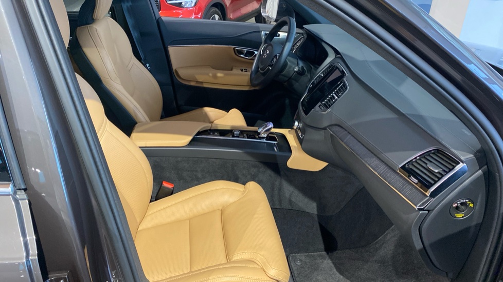 Volvo XC90 PLUS BRIGHT, B5 AWD, 173+10 kW / 235+14 HP