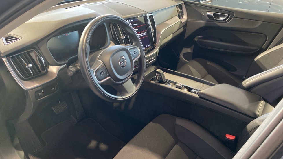 Volvo XC60 MOMENTUM PRO, B4 AWD, 145+10 kW / 197+14 HP