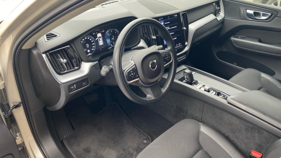 Volvo XC60 MOMENTUM PRO, B4 AWD, 145+10 kW / 197+14 HP