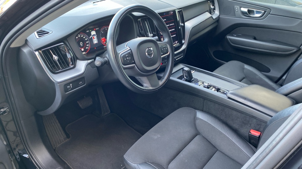 Volvo XC60 MOMENTUM PRO, B4 AWD, 145+10 kW / 197+14 HP