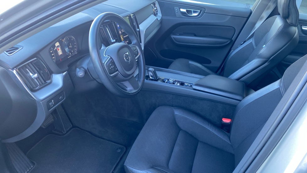 Volvo XC60 MOMENTUM PRO, B4 AWD, 145+10 kW / 197+14 HP