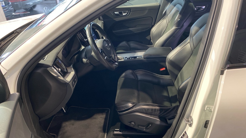 Volvo XC60 R-DESIGN, D4 AWD Drive-E, 140 kW / 190 HP