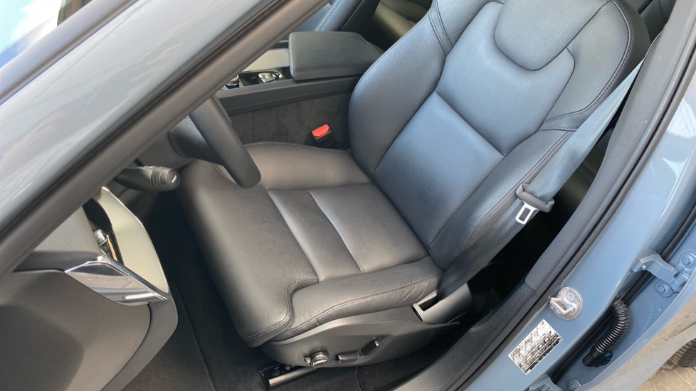 Volvo XC60 PLUS DARK, B4 AWD, 145+10 kW / 197+14 HP