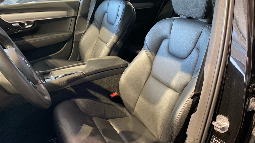 Volvo V90 MOMENTUM PRO, B4 FWD, 145+10 kW / 197+14 HP