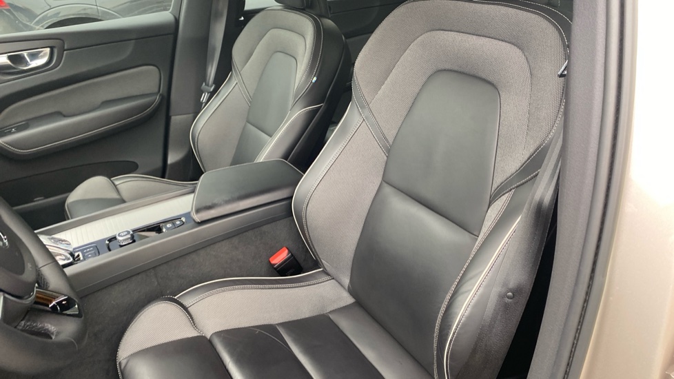 Volvo XC60 PLUS BRIGHT, B4 AWD, 145+10 kW / 197+14 HP