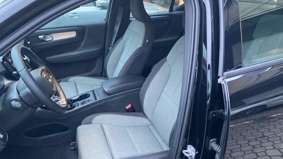 Volvo XC40 CORE, B3 FWD, 120+10 kW / 163+14 HP