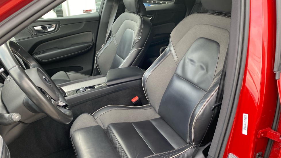 Volvo XC60 R-DESIGN, B4 AWD, 145+10 kW / 197+14 HP