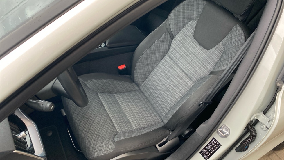 Volvo V60 Cross Country Pro, B4 AWD, 145+10 kW / 197+14 HP
