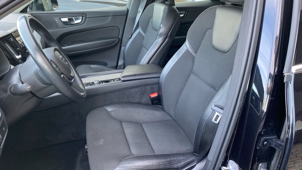Volvo XC60 MOMENTUM PRO, B4 AWD, 145+10 kW / 197+14 HP
