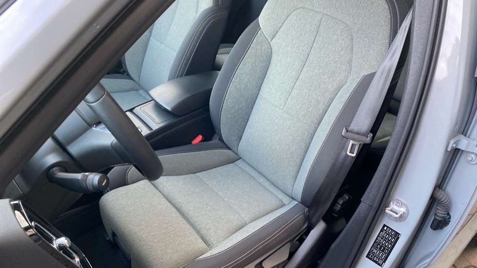Volvo XC40 CORE, B3 FWD, 120+10 kW / 163+14 HP