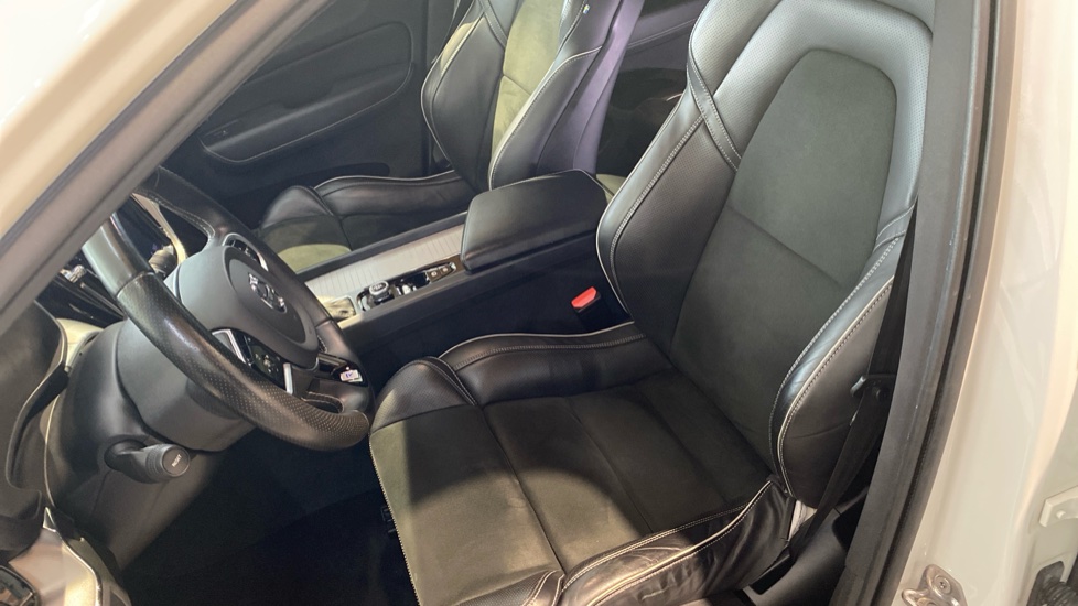 Volvo XC60 R-DESIGN, D4 AWD Drive-E, 140 kW / 190 HP