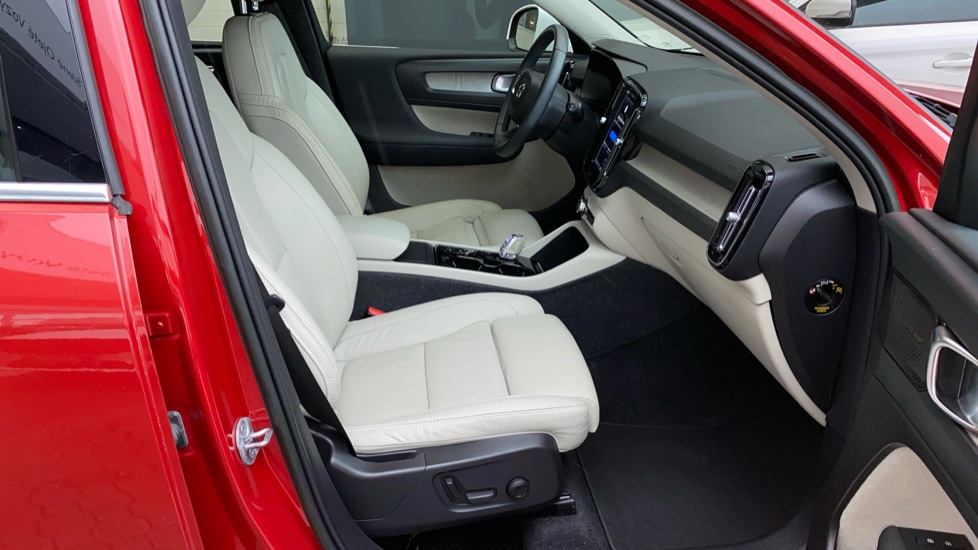 Volvo XC40 PLUS BRIGHT, B4 FWD, 145+10 kW / 197+14 HP