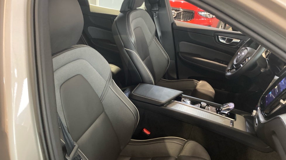 Volvo XC60 PLUS BRIGHT, B4 AWD, 145+10 kW / 197+14 HP