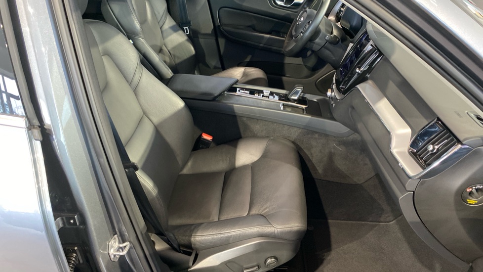 Volvo XC60 MOMENTUM PRO, B4 AWD, 145+10 kW / 197+14 HP