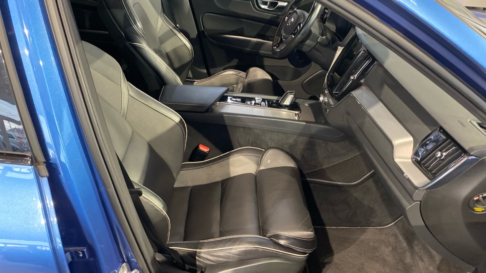 Volvo XC60 R-DESIGN, B5 AWD, 184+10 kW / 250+14 HP