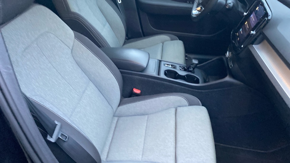Volvo XC40 CORE, B3 FWD, 120+10 kW / 163+14 HP