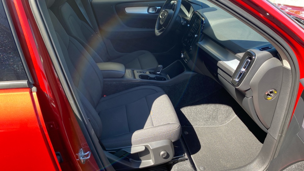 Volvo XC40 MOMENTUM, T3 FWD, 120 kW / 163 HP