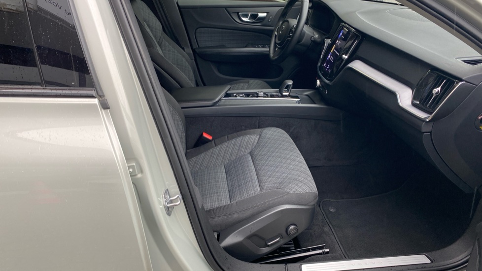 Volvo V60 Cross Country Pro, B4 AWD, 145+10 kW / 197+14 HP