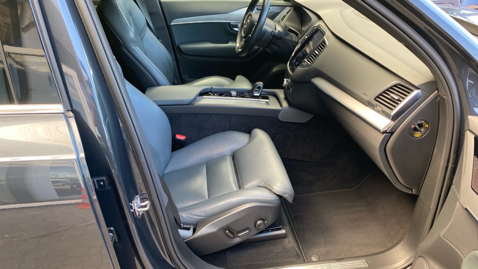 Volvo XC90 MOMENTUM PRO, B5 AWD, 173+10 kW / 235+14 HP