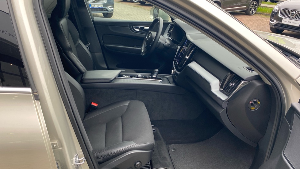 Volvo XC60 MOMENTUM PRO, B4 AWD, 145+10 kW / 197+14 HP