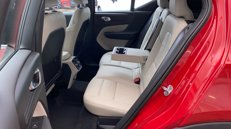 Volvo XC40 PLUS BRIGHT, B4 FWD, 145+10 kW / 197+14 HP