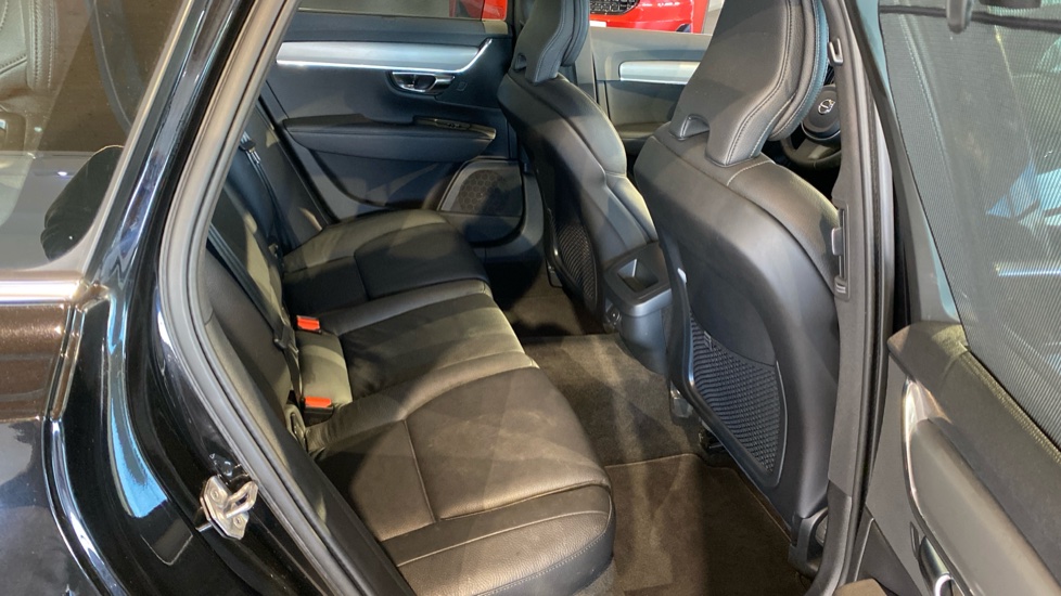 Volvo V90 MOMENTUM PRO, B4 FWD, 145+10 kW / 197+14 HP