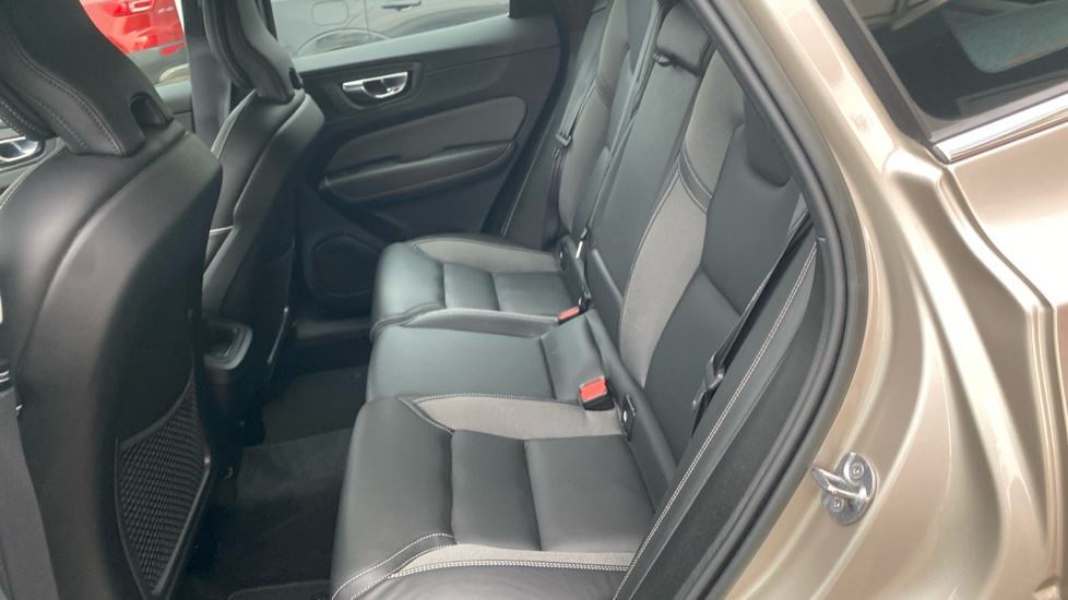 Volvo XC60 PLUS BRIGHT, B4 AWD, 145+10 kW / 197+14 HP