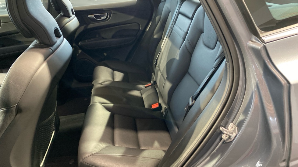 Volvo XC60 MOMENTUM PRO, B4 AWD, 145+10 kW / 197+14 HP
