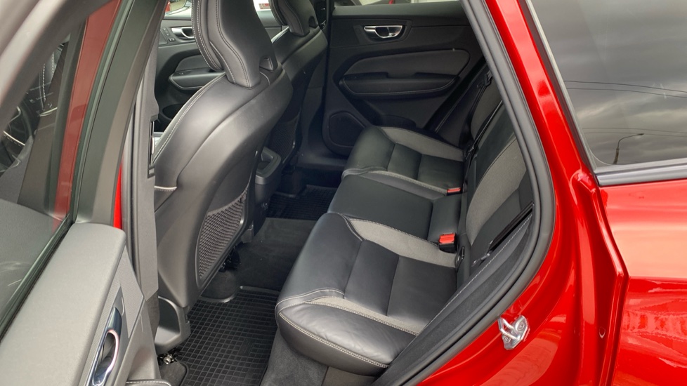 Volvo XC60 R-DESIGN, B4 AWD, 145+10 kW / 197+14 HP