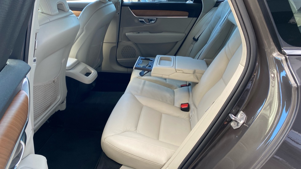 Volvo V90 MOMENTUM PRO, B4 AWD, 145+10 kW / 197+14 HP
