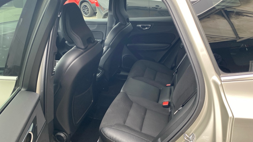 Volvo XC60 MOMENTUM PRO, B4 AWD, 145+10 kW / 197+14 HP