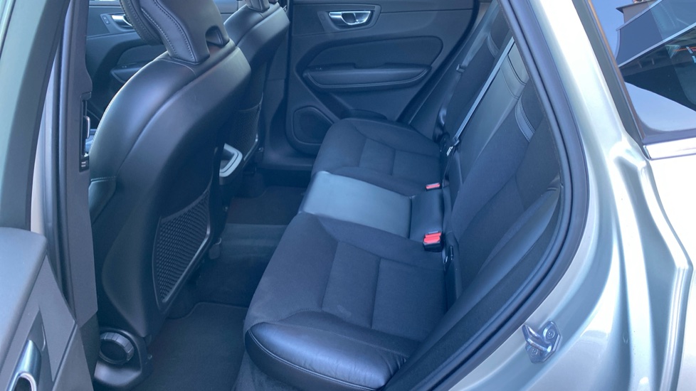 Volvo XC60 MOMENTUM PRO, B4 AWD, 145+10 kW / 197+14 HP