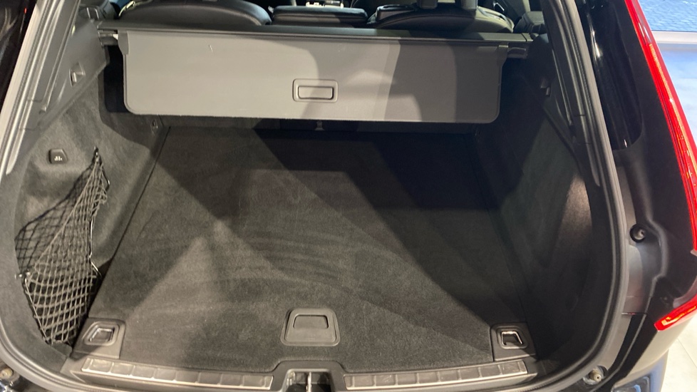 Volvo XC60 R-DESIGN, B5 AWD, 173+10 kW / 235+14 HP