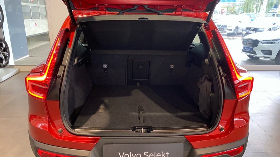 Volvo XC40 PLUS BRIGHT, B4 FWD, 145+10 kW / 197+14 HP
