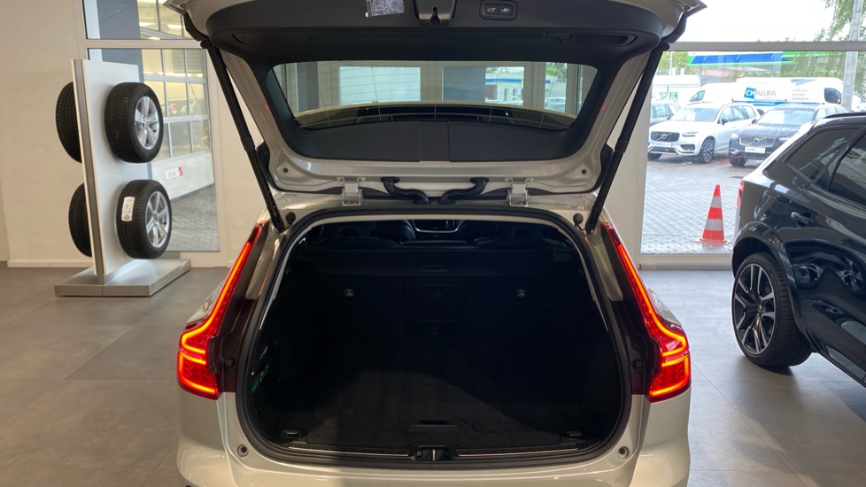 Volvo V60 Cross Country Pro, B4 AWD, 145+10 kW / 197+14 HP