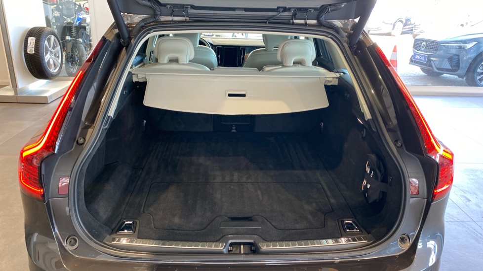 Volvo V90 MOMENTUM PRO, B4 AWD, 145+10 kW / 197+14 HP
