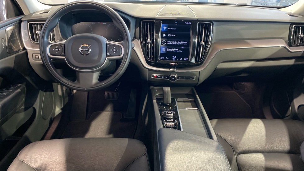 Volvo XC60 MOMENTUM PRO, B4 AWD, 145+10 kW / 197+14 HP