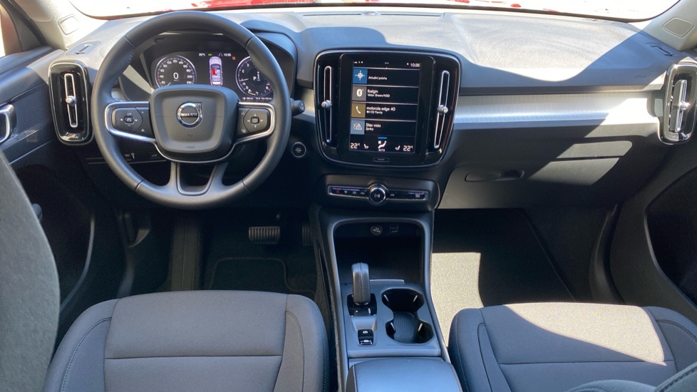 Volvo XC40 MOMENTUM, T3 FWD, 120 kW / 163 HP