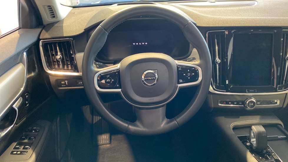 Volvo V90 MOMENTUM PRO, B4 FWD, 145+10 kW / 197+14 HP